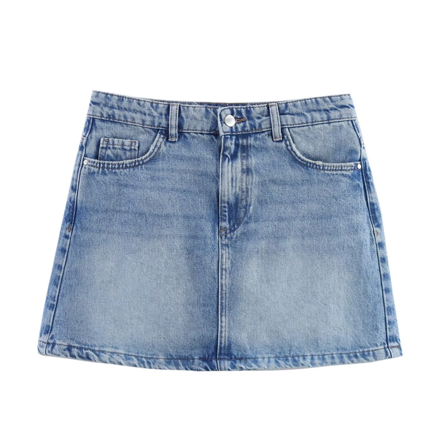Making vintage accessories including hip hugging denim skirt for women